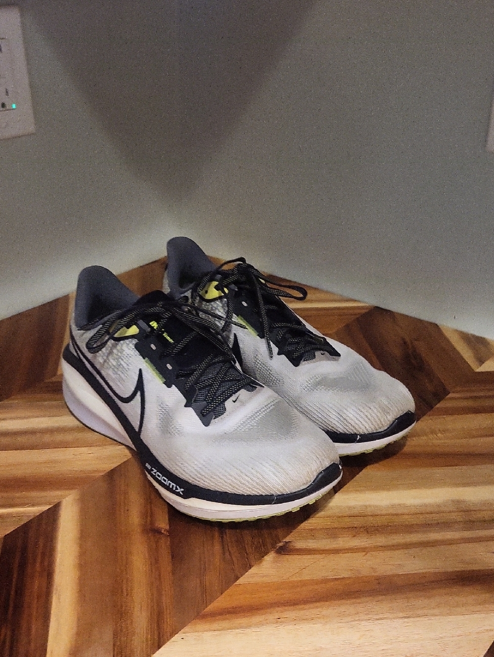 Nike Men's Vomero 17 Size 11 White and Black Athletic Running Shoes